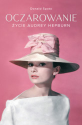 Okładka: Oczarowanie. Życie Audrey Hepburn